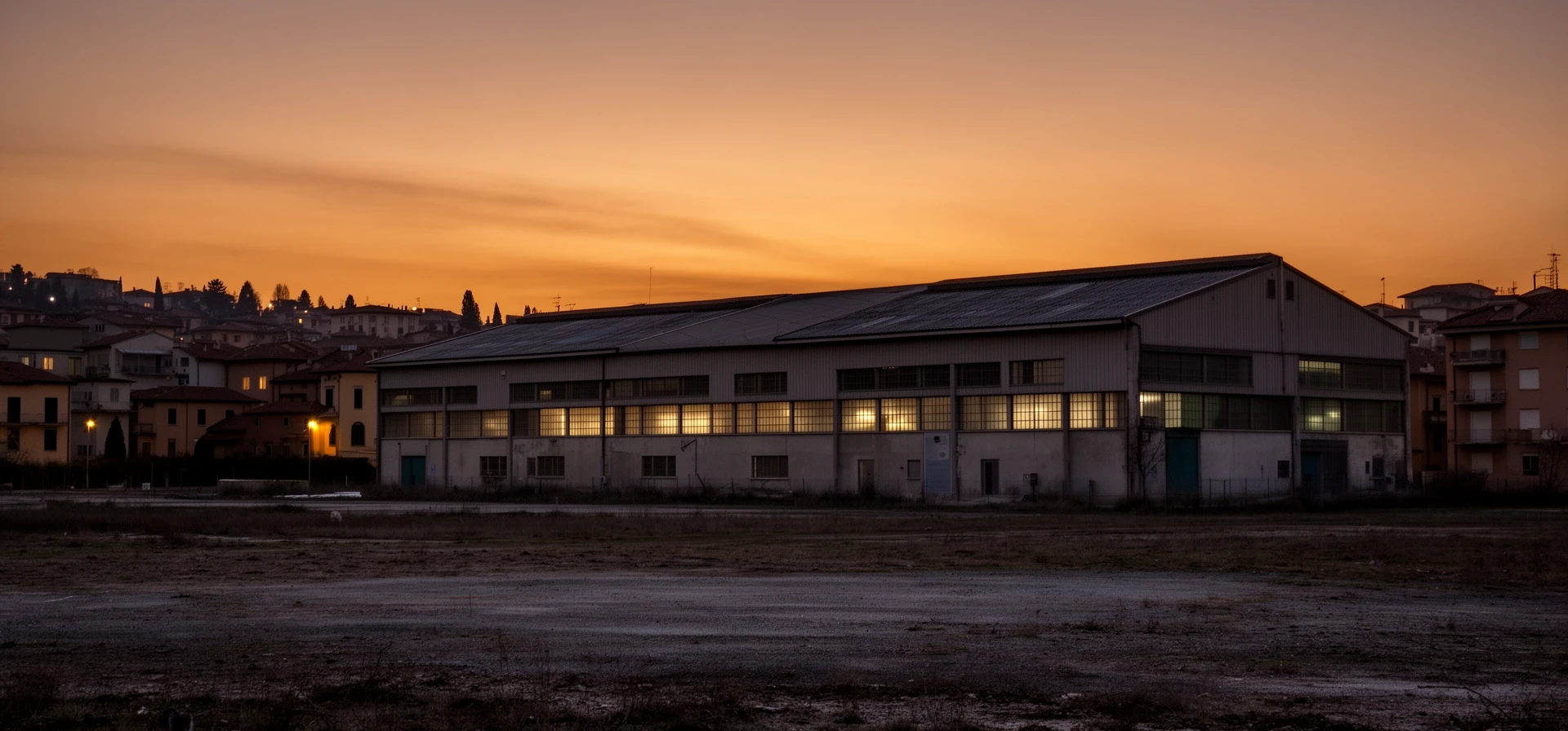 Capannone industriale al tramonto nella provincia di Brescia